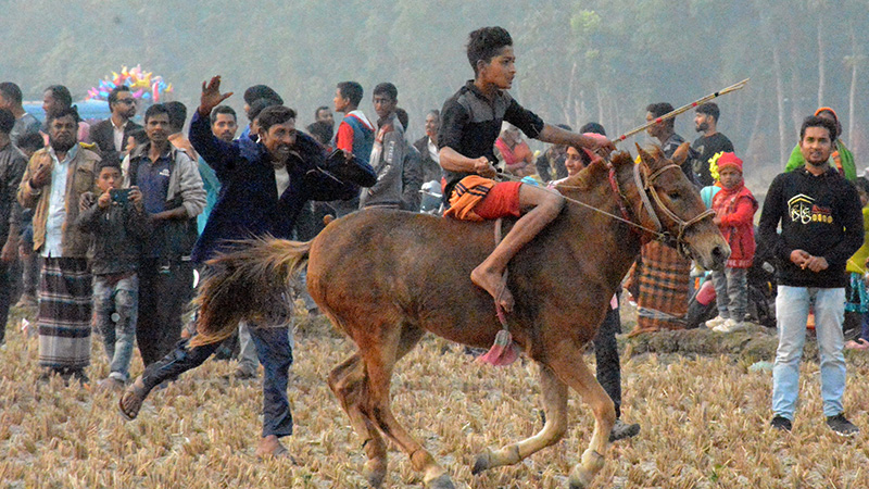 যশোরের গ্রামীণ মেলা রাঙাল ঘোড়দৌড়